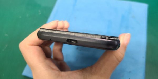 SHARP AQUOS sense2 バッテリー膨張修理 大阪梅田店