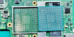 続いてCPUと基板に残っているはんだを綺麗に取り除きます。