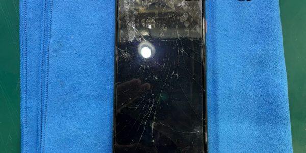 Pixel4 画面割れ
