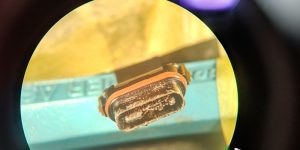 京セラ BASIO4 USB破損部