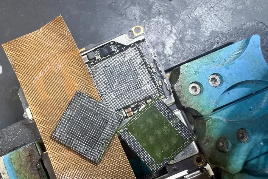 急に電源が入らなくなってしまった Huawei Mate 9の修理【基板復旧】-4