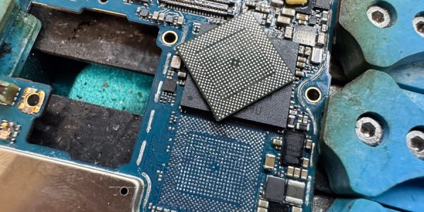 Google Pixel 5aの電源が入らない/起動しない原因は基板!?【復旧修理